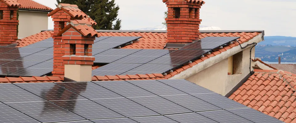 Fixation panneau solaire : toit, sol, balcon (guide 2026)