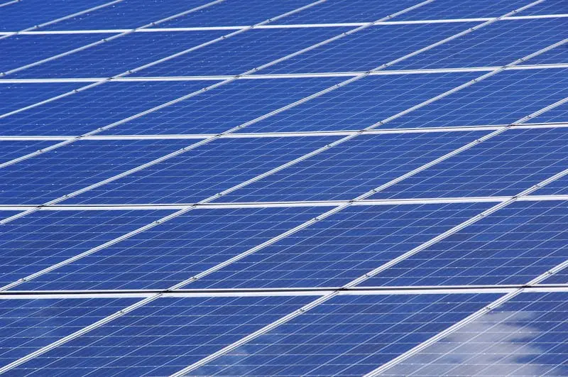 Panneau solaire garage : installer un kit solaire sur votre toiture ou garage détaché (guide 2026)