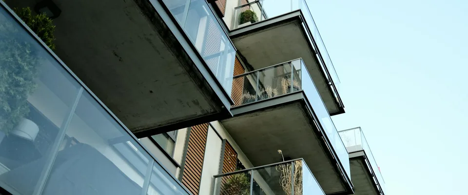 Kit solaire Sunology PLAY MAX installé sur un balcon