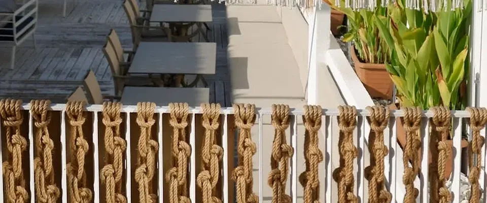 Panneau solaire au sol dans un jardin